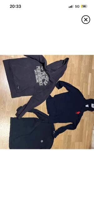 Polo Ralph lauren - Hej! Jag säljer tre tröjor från märkena polo Ralph lauren, peak performance och stone island. Alla passar storlek S. Du kan köpa styck eller alla. Styckpris är 300kr eller alla för 600. Jag kan gå ner i pris vid snabb affär. Om ni undrar något är det bara att fråga. Peak Performance tröjan har ett litet rivmärke på insidan av armen (se sista bild) men det ser man inte när man har tröjan på sig. 