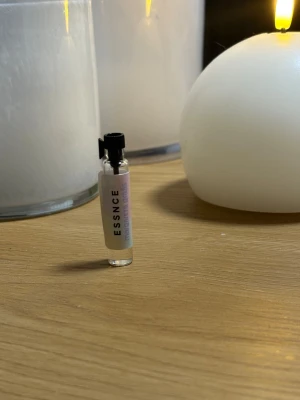 Essnce Aurora Vanille parfymprov - Aurora Vanille från Essnce i smidig provflaska. Perfekt för dig som vill testa något nytt och enkelt ta med i väskan. Volym: 2 ml. 