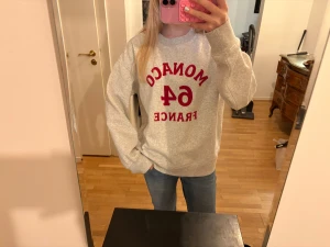 Grå sweatshirt med tryck - Snygg grå sweatshirt med röd text från Hm. Så skön och  jättebra skick!!! Storlek S men passar även XS