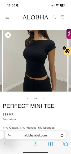 Svart croppad topp från Alobha - Supersnygg svart croppad topp från Alobha med korta ärmar och öppen rygg. Modellen är tight och har en enkel, stilren design som sitter perfekt. Materialet är en mjuk mix av bomull, viskos och lite spandex för stretch. Perfekt att styla med höga byxor.