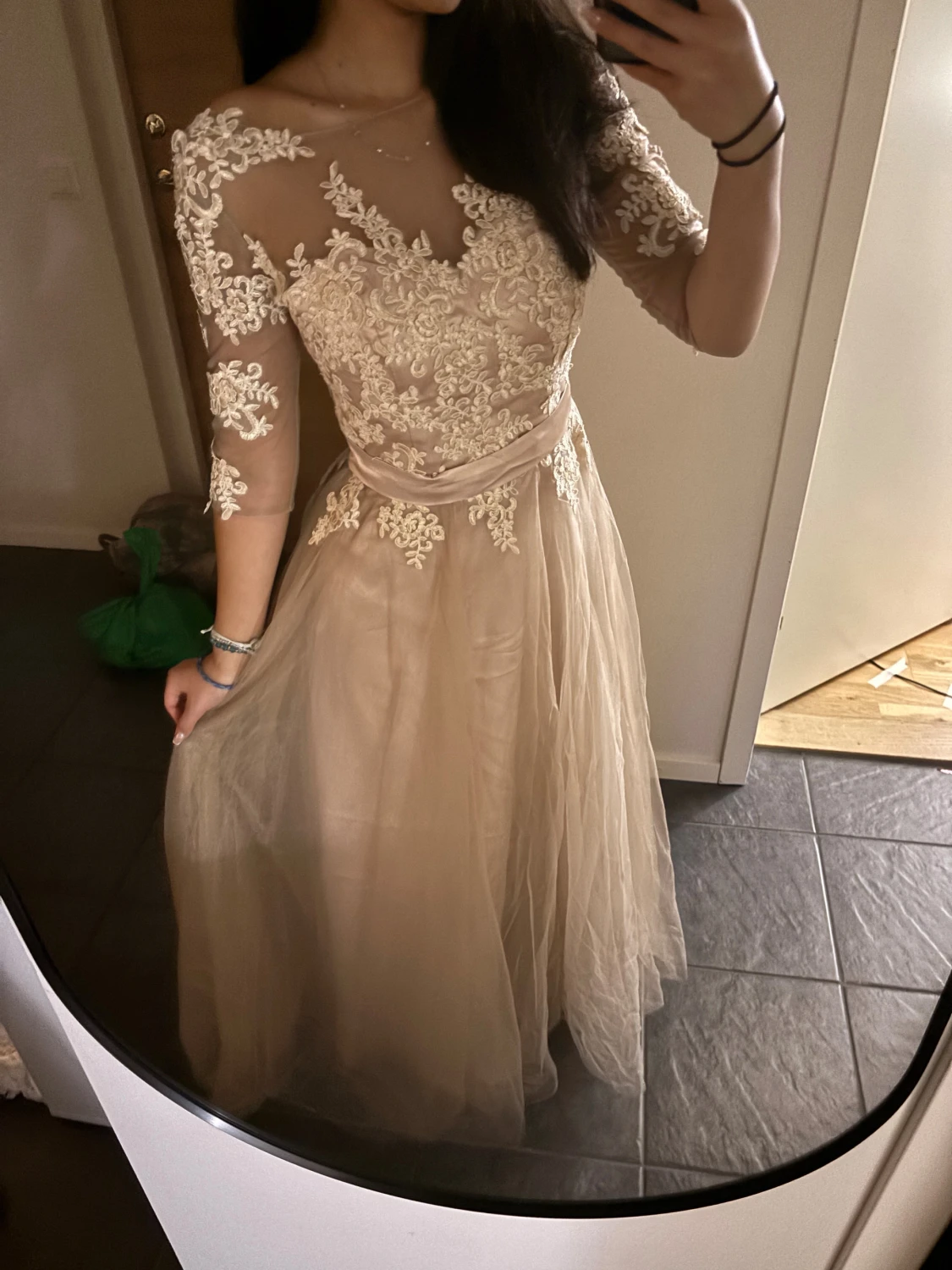 Champagnefärgad balklänning med spets