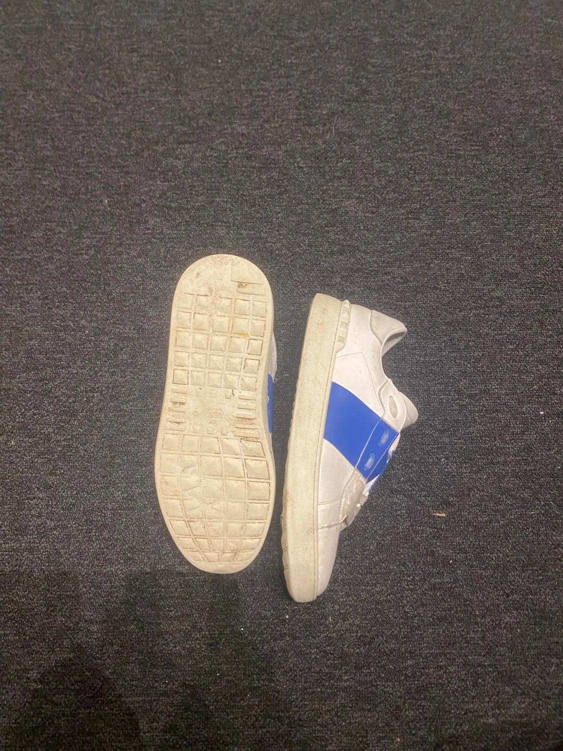 Valentino Garavani vita sneakers med blå detalj - 1