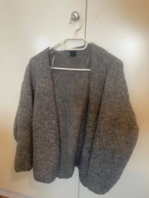 Populär Lindex Kofta - Super skön och mysig kofta från Lindex, perfekt för vintern🤩 Storlek XS/S Har tvättats några gånger så den är lite mindre än standard storleken Skriv om du har några frågor🫶🏼🫶🏼