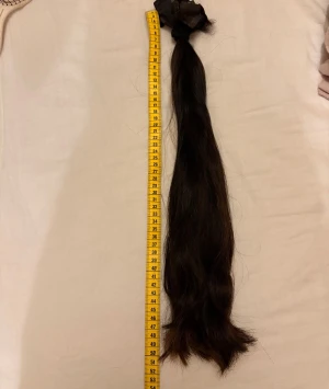 Hairtalk Extensions - Hej!  Jag säljer dessa extensions (4 paket från Hairtalk). Var från början 55 cm men topparna har toppats lite.  Färgen är mörkbrun med ett paket ljusare slingor.  Använda i ca totalt 6 månader så säljes i befintligt skick. Har dock inget att anmärka på kring håret. Vissa längder är såklart lite uppklippta runt framsidan av ansiktet för att rama in.  Säljes då jag inte kommer att använda dessa extensions mer pga byte av hårfärg.  Hör gärna av dig vid frågor!  Med vänliga hälsningar