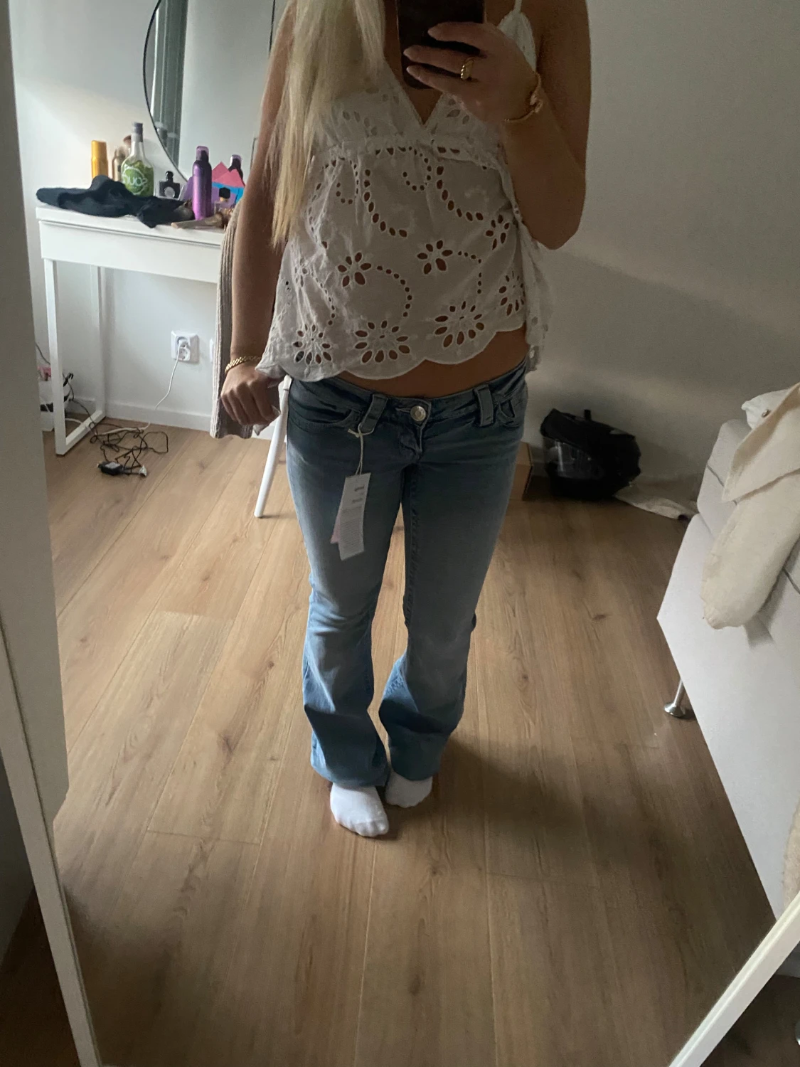 Ljusblå bootcut jeans låg midja