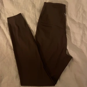 Träning sett brun  - Byxor: 225. Topp: 150 (ej ilägg)! Köp båda för 600kr! Från stadium 