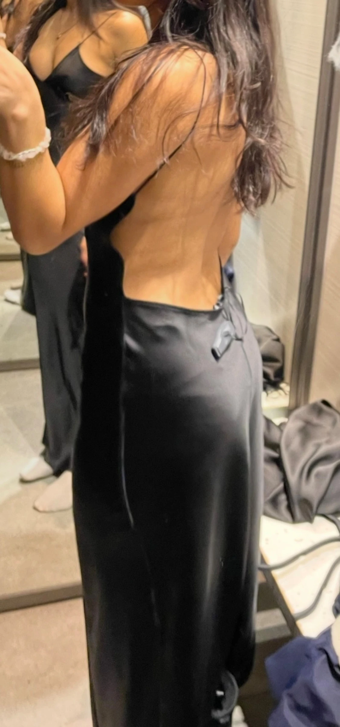 Svart satin långklänning med öppen rygg från Zara - 1