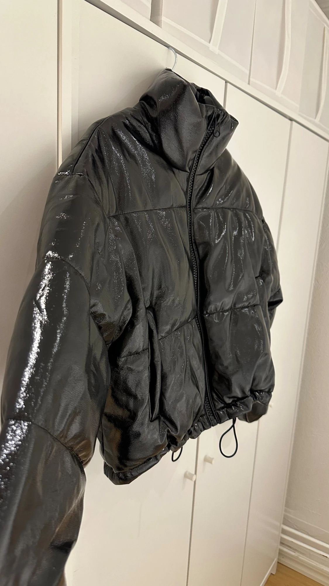 Svart glansig pufferjacka med dragkedja - 3