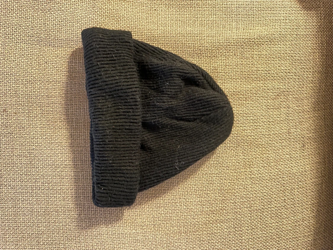 Svart ribbad mössa från Bik Bok