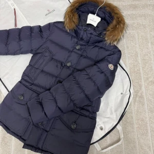 Moncler Cluny Vinterjacka - Jackan är endast använd vid speciella tillfällen och är i storlek M, men skulle kunna passa någon med S.
