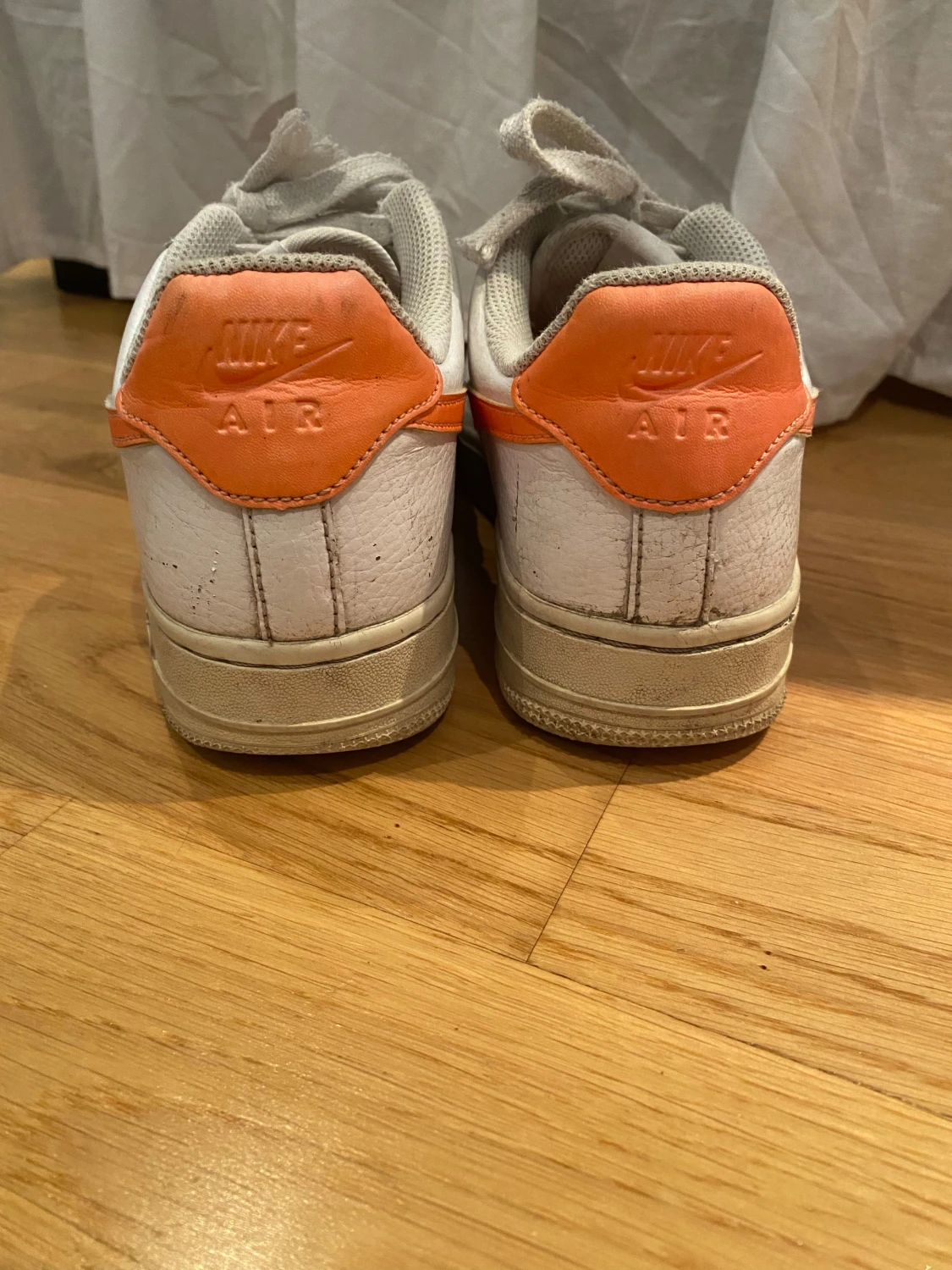 Nike Air Force 1 vit och orange sneaker - 2