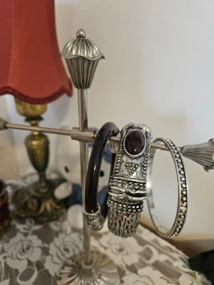 Bangels från Bershka  - Säljer dessa ursnygga armbanden från Bershka då de tyvärr är för stora (har ganska smala handleder). Originellt köpta för 220kr men är villig att sälja de för 190 kr. 