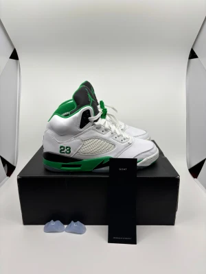 Nike Air Jordan 5 Lucky Green - Nike Air Jordan 5 Lucky Green. Storlek 40. Köpta från GOAT. Pris 750, kan gå ned i pris vid snabb affär. Snygg kontrast mellan färgerna och klassisk Jordan-silhuett.