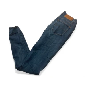 Blå Tiger Of Sweden jeans  - Snygga blå jeans med klassisk femficksdesign. Storlek 29/32. Har ni några frågor är det bara att höra av sig!