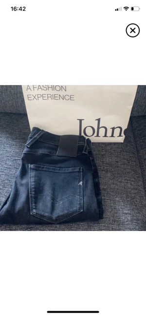 Replay Anbass svarta jeans slim fit - Svarta Replay Anbass jeans med slim fit och klassisk femficksdesign. Snygga detaljer med Replay-logga på bakfickan och läderpatch i midjan. Jeansen har en mörk tvätt och är tillverkade i stretchigt bomullsmaterial för skön passform.