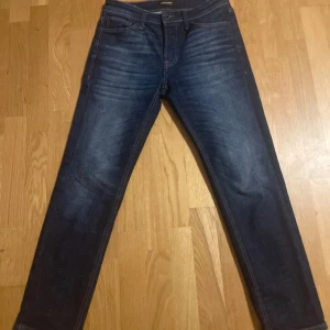 Mörkblå jeans Jack&jones Jjimike - Snygga mörkblå jeans från Jack&jones modell jjimike Jeansen har klassisk femficksdesign, tapered passform. Storlek 29/30