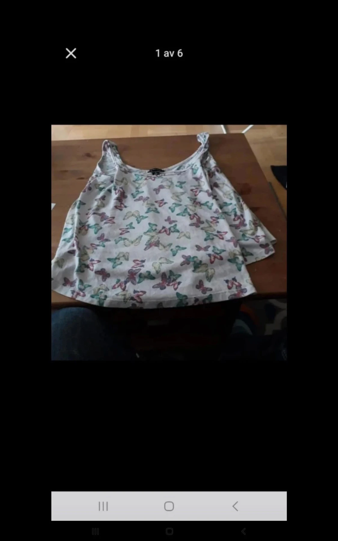 Vit linnetopp med fjärilsmönster