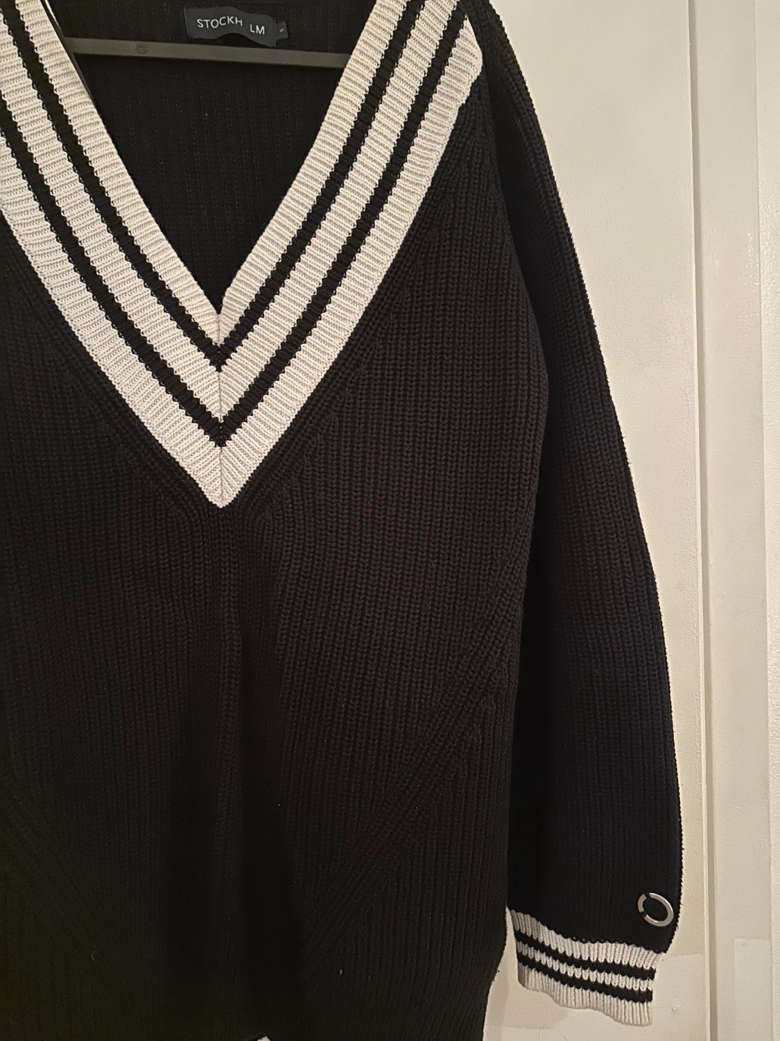 Svart stickad v-ringad tröja Stockh LM - 2