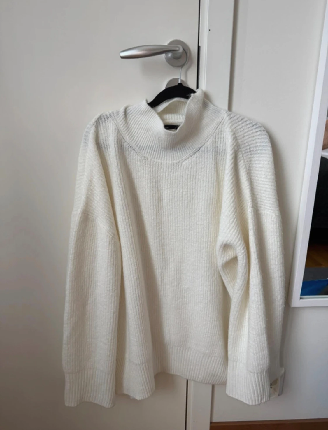 Vit ribbad polotröja med slits