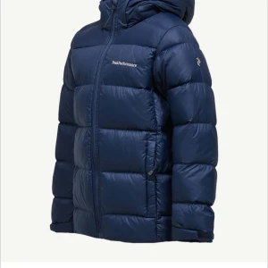  Peak Performance jacka - Säljer en mörkblå dunjacka från Peak Performance med huva och dragkedja framtill. Jackan är i mycket bra skick kanppy använd i strl S men fungera som xs-s bara skicka för bilder! Priset är inte skrivit i sten kom med förslag 