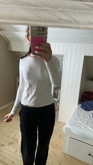 Vit långärmad tröja från H&M - En enkel och stilren vit långärmad tröja från H&M. Modellen är figurnära med rund hals och tillverkad i mjuk bomull med lite stretch för skön passform. Perfekt att ha som basplagg och lätt att matcha med allt. Snygg och clean look!