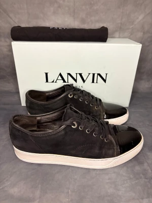 Lanvin UK 8 - Hej, säljer nu dessa otroligt snygga Lanvinsen. Självklart äkta. Storlek 42 men passar 43 också. Vad ingår? Dustbag och skorna. Skickar 24h efter köp skriv vid funderingar och frågor! 🙌 