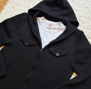 CARDIGANJACKA MED LUVA - Säljer nu denna sjukt unika cardiganjackan i en oerhört snygg design!🌤️❄️| Hör gärna av dig!✌🏻👑