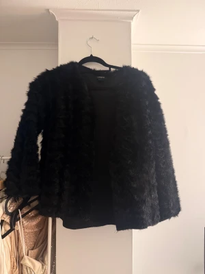 Svart pälsjacka  - Svart tunn pälsjacka från Lindex