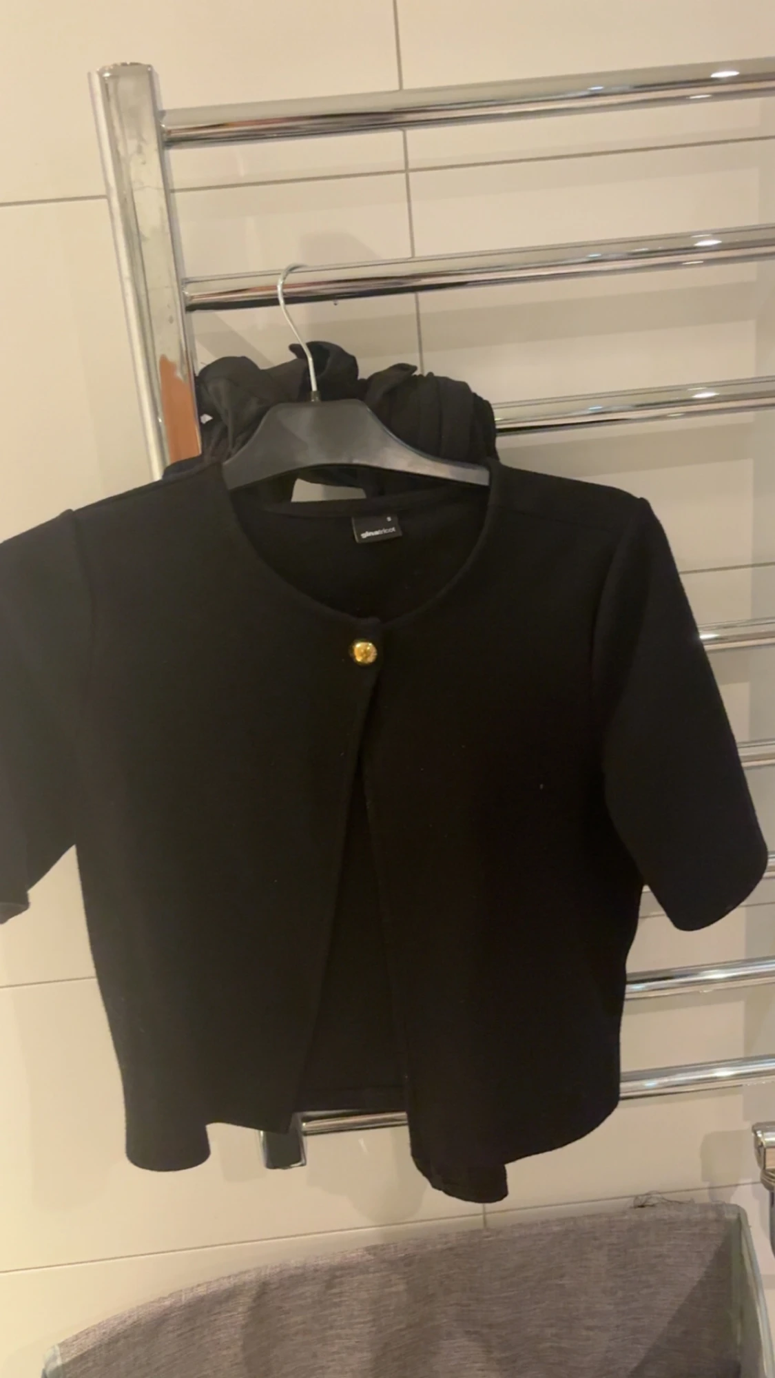 Svart kofta  från Gina Tricot med guldfärgad knapp