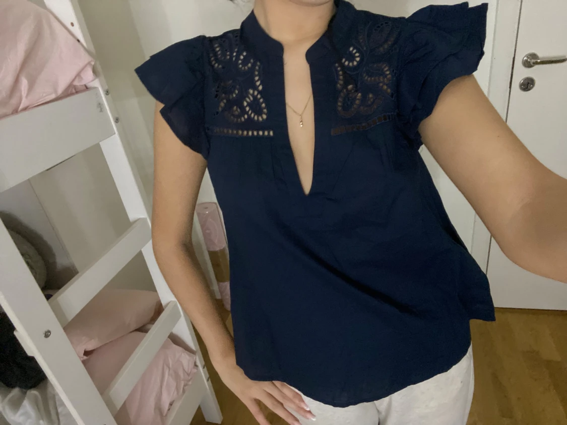 Mörkblå blus med volangärm och broderi - 4