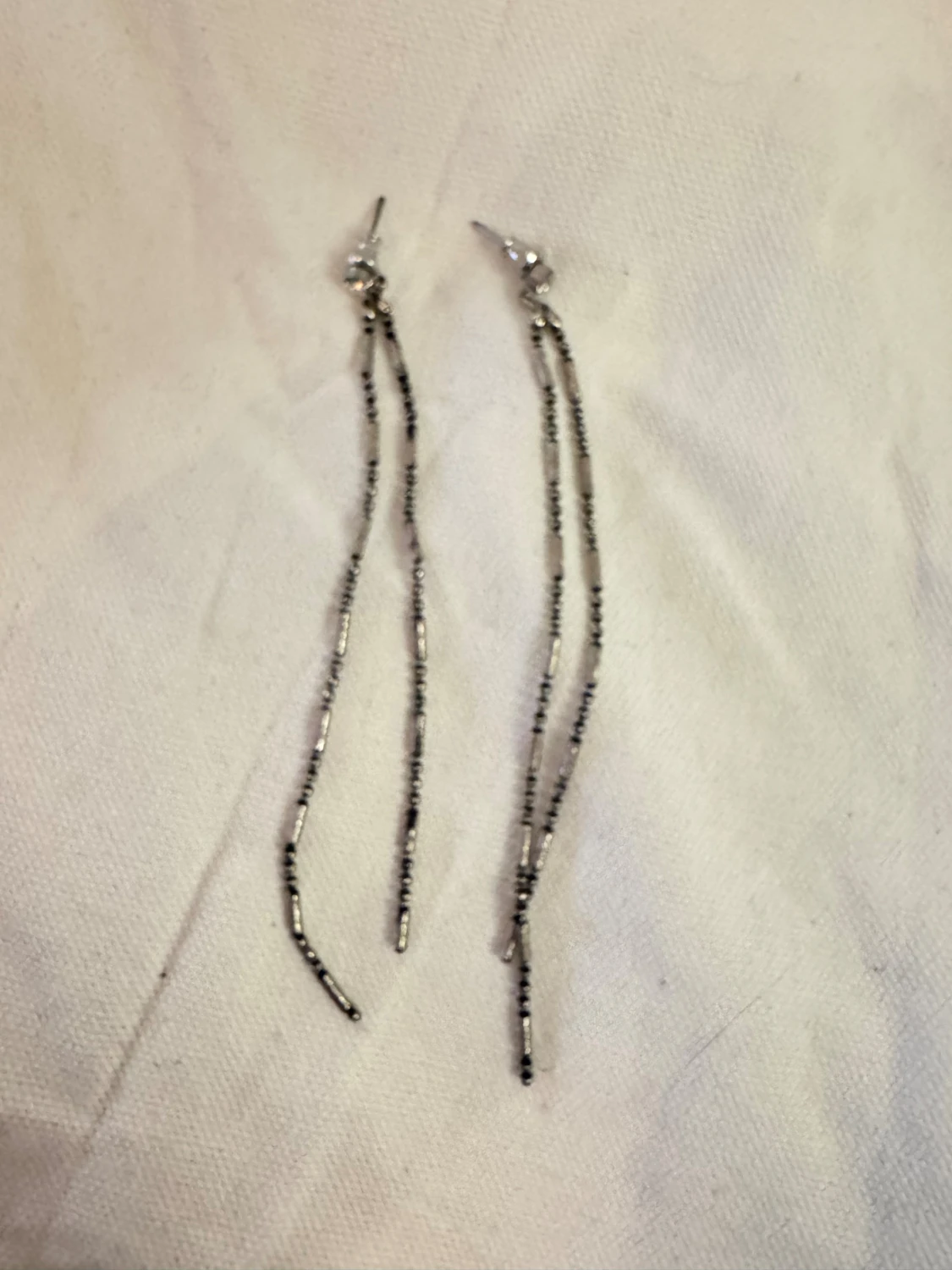 Långa silverfärgade kedjeörhängen