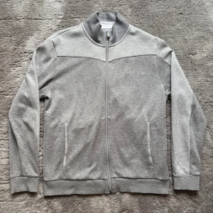 Hugo Boss tröja - Grå Hugo Boss tröja i fint skick. Storlek L, skriv vid eventuella frågor 🙌