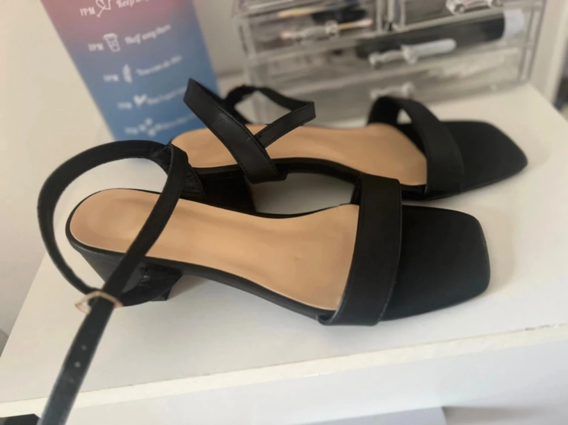 Svarta sandaler med låg klack, strl 38