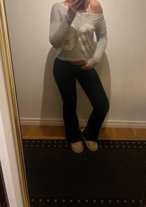 Tröja - Säljer en grå långärmad tröja från lager 157 med stort vitt tryck '68' på framsidan. Tröjan har en loose passform, bred halsringning med vit kant💗