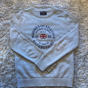 Stickad Morris tröja - Säljer en stilren grå stickad Morris tröja i storlek M. Den är i väldigt bra skick utan defekter, 9/10.  Skriv gärna över frågor och funderingar, priset kan diskuteras.