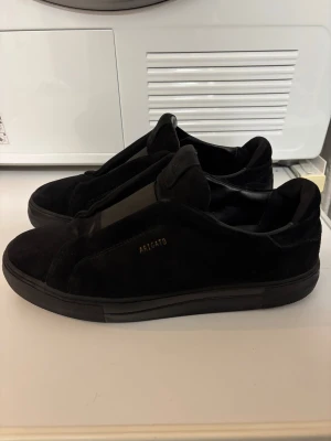 Axel Arigato Laceless - Snygga svarta sneakers från Axel Arigato i mjuk mocka. Säljer då de ej används kan gå ner i pris vid snabbt köp:)