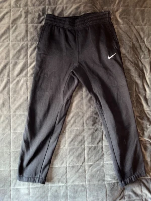 Svarta mjukisbyxor från Nike - Står M på dem men är väldigt små storlek. Passar XS/S väldigt bra. 200kr för 1 eller 300kr för 2
