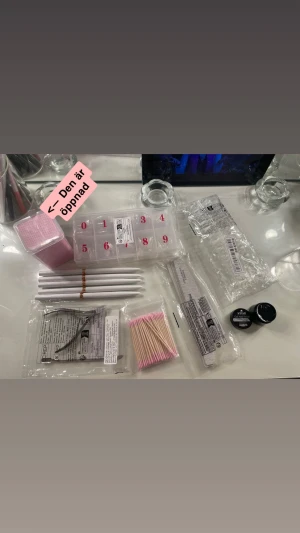 Nagelkit  med alla tillbehör  - Har lagt in en bild i slutet där jag skriver exakt vad jag säljer. Nypris för allt detta är kring 850kr.   Alla grejer är väldigt nya! Uv lampan har jag haft i kanske 1 vecka (samt depend grejerna), och allt annat fick jag liksom hem igår. Så, allt är i väldigt bra skick. Mitt pris 600kr (kan diskuteras) (Säljer även detta på Vinted för er som tycker det är smidigare) @sannisthorn