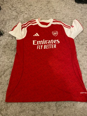 Arsenal Gyökeres #14 fotbollströja Adidas - Säljer en helt äkta Arsenal tröja köpt direkt från butik i unisports.Gyökeres på ryggen och använd väldigt få gånger med ett helt fantastiskt och nytt skick