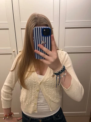 Vit Ralph Lauren kofta - Jättesöt Ralph Lauren kofta som är vit/cremefärgad, men säljer den då den inte har kommit till användning! 