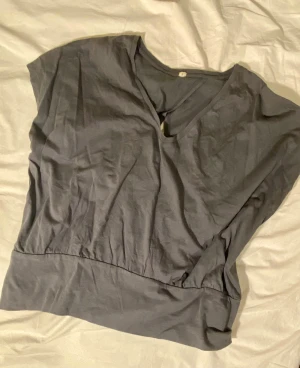 Grå blus med slits i ryggen  - Skön blus med ett slit i ryggen och går in i midjan. #blus #slit