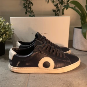 Mörkblåa Oliver Cabell Skor - Tja, säljer mina Mörkblåa Oliver Cabell Skor. 👋  ✅ Information: - Skorna är Köpta ifrån Oliver Cabell’s riktiga hemsida, kvitto finns (se sista bilden) 🧾 - Box ingår 📦 - Köpta för ca 3200 kr om man räknar med tull och frakt 🤑 - Säljer skorna pågrund av storleken (har växt ut dem) - Storlek 41 - Använda i ca 6 månader  - Skorna är gjort utav läder 👞  Skriv för funderingar eller fler bilder! 📸👍