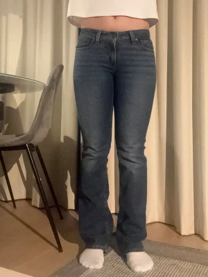 Levi’s jeans - Säljer mina lågmidjade Levi’s jeans eftersom de har blivit för små för mig. De är i storlek 24.