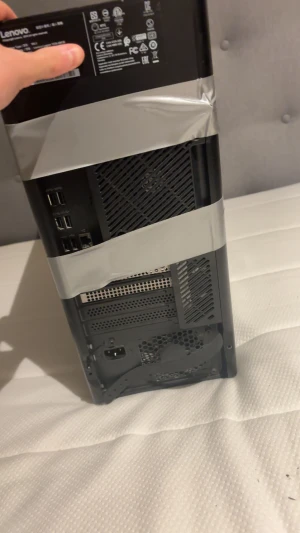 Lenovo Legion stationär dator - Lenovo Legion stationär gamingdator med flera USB-portar och handtag för enkel transport. Chassit är lagat med silvertejp, vilket indikerar tidigare skador eller slitage. Fungerar men har tydliga kosmetiska defekter. Perfekt för dig som söker en prisvärd gamingdator., tejpen e bara där för skalet är lite löst, den är i mycket bra skick och knappt använd för dig som är nybörjare med datorer är denna jätte bra  