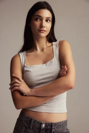 Ljusgrå croppad linnetopp - Säljer en ljusgrå croppad linnetopp med breda axelband och fyrkantig halsringning. Toppen är ärmlös och har en enkel. Jättefin och knappast använd så inga dekaler alls på användning