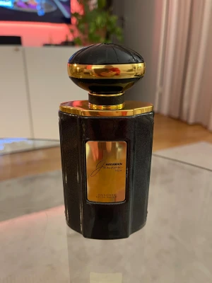 Al Haramain Junoon Noir  - Säljer denna fantastiska parfym som liknar Xerjoffs Dama Bianca. Mängden kvar är enligt strecket på bild två. Har förvarats mörkt och svalt. Gillar man Cheirosa 40 misten så bör man även gilla denna. 