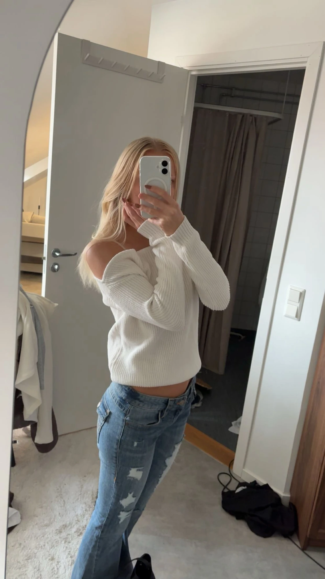 Vit offshoulder stickad tröja - 1