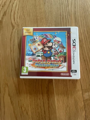 Paper Mario: Sticker Star (Nintendo 3DS) - Paper Mario: Sticker Star till Nintendo 3DS, komplett med originalkartong, manual och spelkassett. Skick: mycket fint, inga synliga skador eller slitage. Ett roligt och färgstarkt äventyr där du löser pussel och strider med stickers. Passar hela 3DS-familjen.