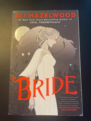 Bride - Bride av Ali hazelwood aldrig läst men skicket är bra men inte nytt skick