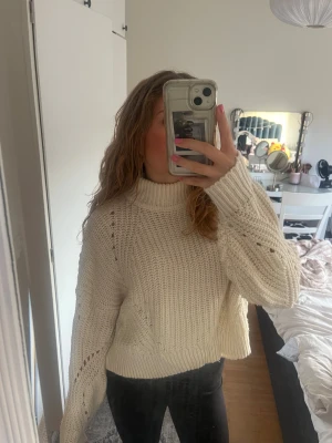 Beige stickad polotröja - Supermysig beige stickad polotröja med grov struktur och oversized passform.  Storlek M men passar S
